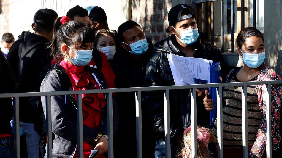 Extranjeros realizan fila en el Departamento de Extranjeria