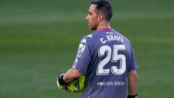 Claudio Bravo podría ver empañada su buena campaña en el próximo mercado de pases