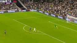 VIDEO | El insólito gol que falló Tottenham y que le entregó la Premier League en bandeja a Manchester City