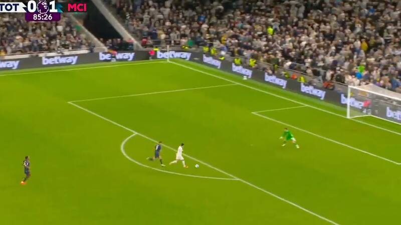 Heung-Min Son falló un gol claro en Inglaterra.