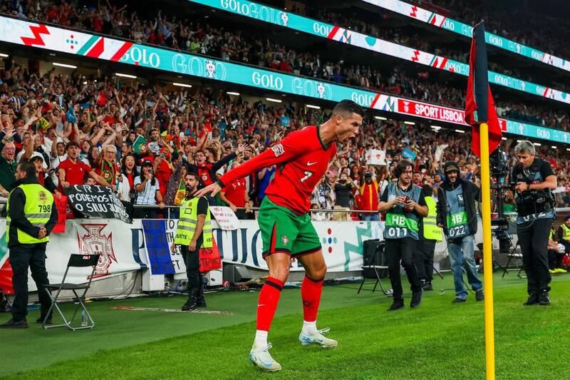 no solo la rompe en la cancha, sino también en el mundo de las redes sociales. Foto: EFE.
