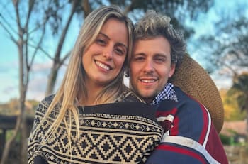 “La Mandi me va a retar”: Joaquín Méndez se besó con fanática y dejó la grande en aeropuerto