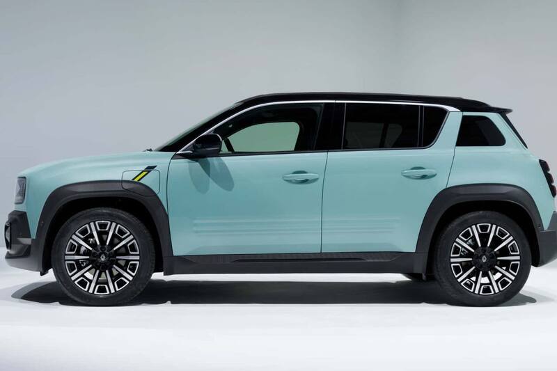 El Renault 4 E-Tech tiene la clásica caída en el portalón del modelo base.