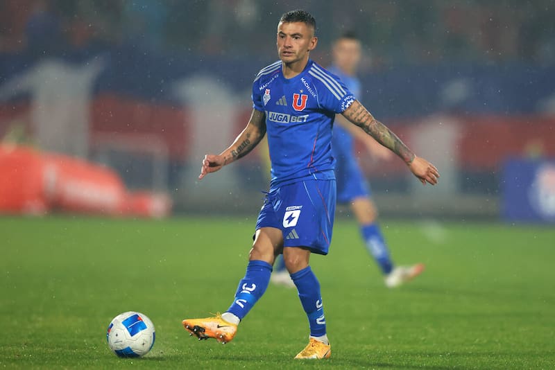 Este jugador de la U maravilla al Príncipe: "Máquina". Foto: Aton.