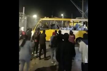VIDEO | Sujetos chocaron una micro contra la reja de un supermercado aCuenta para saquearlo en Puente Alto
