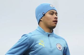 Refuerzo de lujo: Querétaro de Esteban González rompe el mercado y ficha a volante del Manchester City