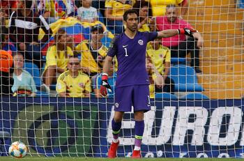 Prensa colombiana destacó a Claudio Bravo como el hombre que impidió la derrota de la 'Roja'