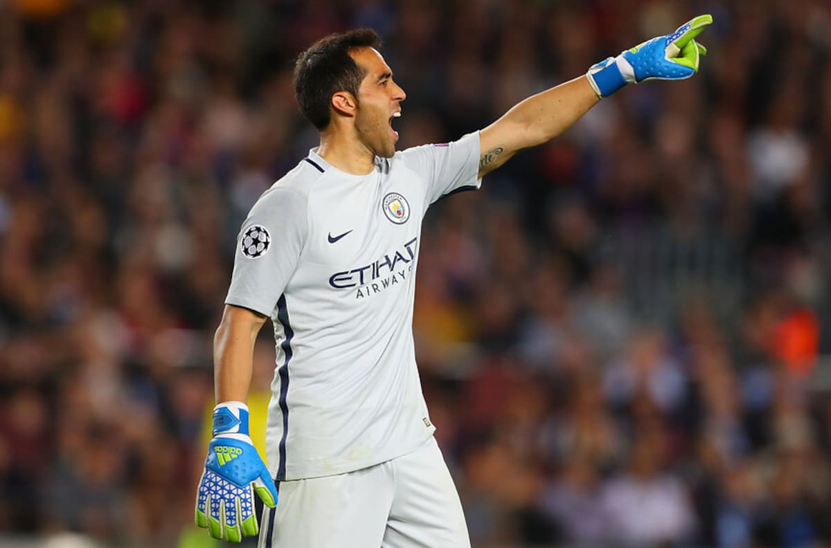 Claudio Bravo le deseó pronta recuperación a Sergio Aguero tras su lesión