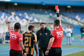 La dura sanción que recibió Job Bogmis por darle un pechazo al juez de línea