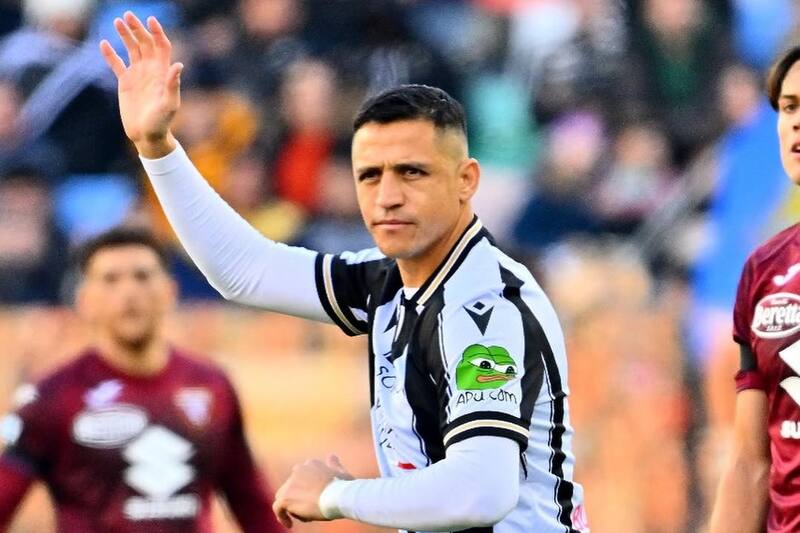 asoma desde la partida en el duelo entre Udinese y Lecce por Serie A.