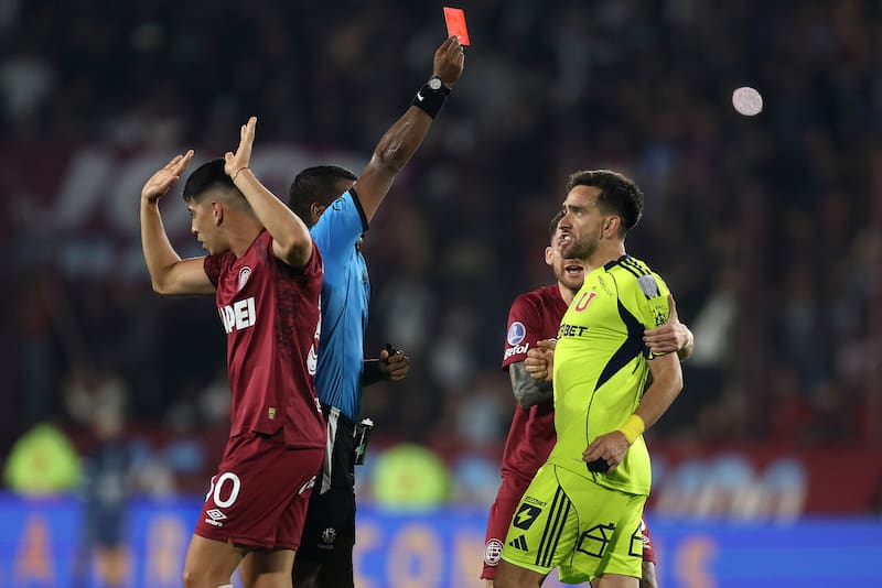 Fue expulsado por agredir a un rival ante Lanús. Foto: Aton.