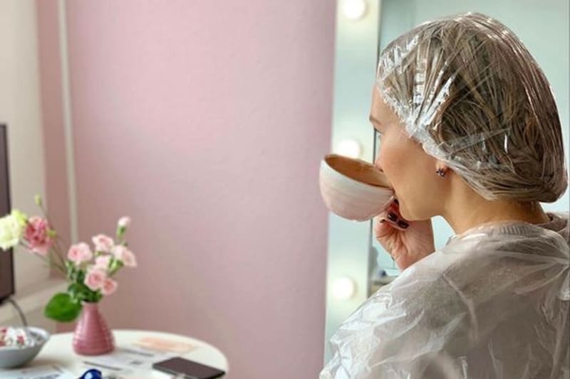 Acaba con las canas amarillas con estos remedios caseros. Créditos: Freepik.