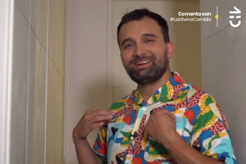 El periodista vive en un departamento rodeado de sus figuras de acción.