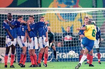 El gol de Roberto Carlos que desafió las leyes de la física cumple 23 años