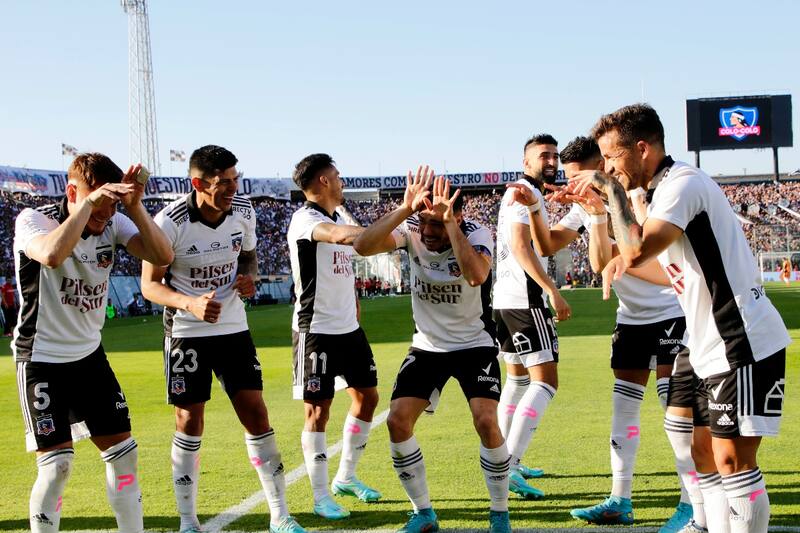 con los jugadores de Colo Colo en 2022.