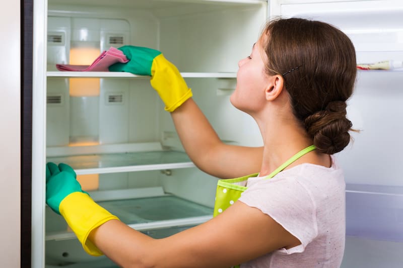 Mantener limpio este electrodoméstico es muy sencillo y económico. Créditos: Freepik.