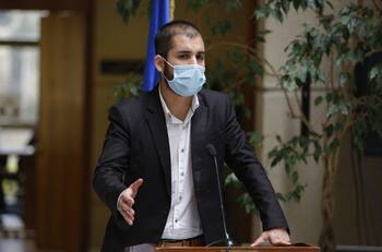 VIDEO | "Esto no es gracioso": Renato Garín acusó que hija de Fernando Atria publicó registro donde se usa su rostro en piñata