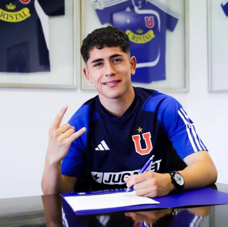 Flavio Moya firmó su primer contrato profesional antes de partir a préstamo de la U. Foto: @udechile.
