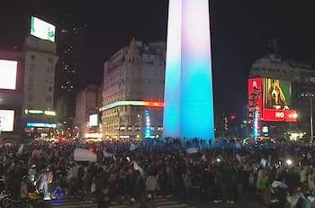 VIDEO| "Me chorearon el teléfono": periodista argentino denuncia robo en vivo en los festejos por la Finalissima