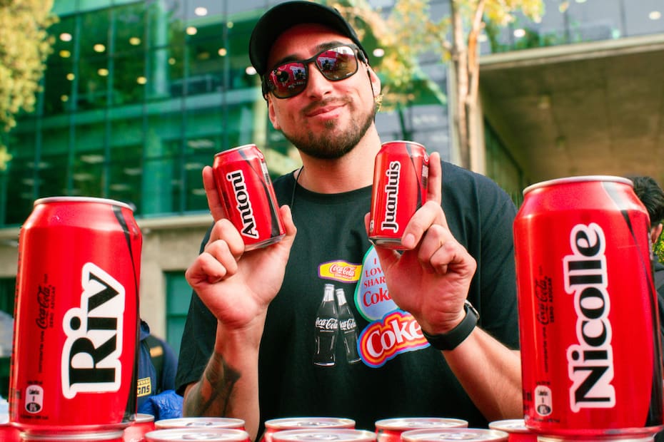 La entidad regalará una lata de bebida a cada persona.