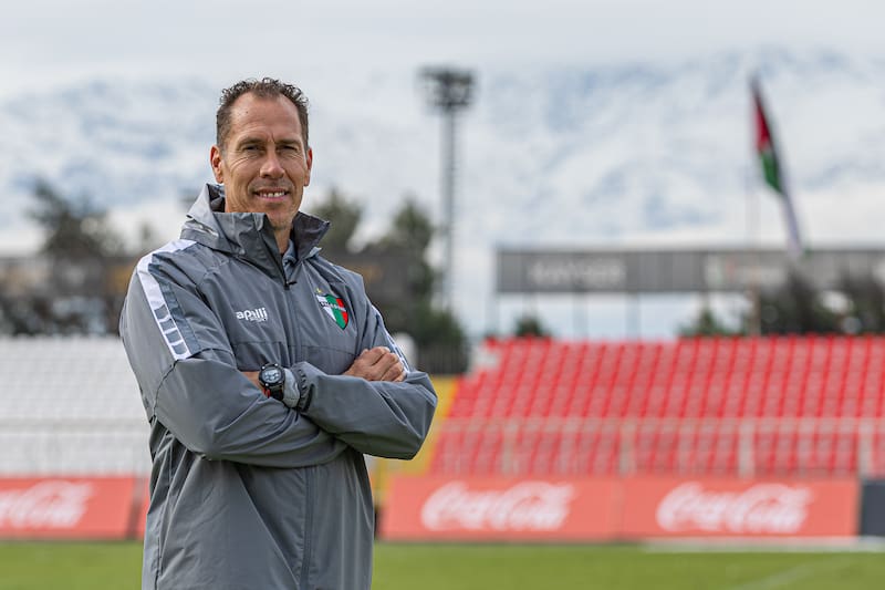 El director técnico Palestino posa con el estadio Municipal de La Cisterna de fondo. Foto: Felipe Escobedo
