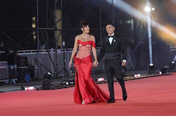 Américo y Yamila Reyna confirman su romance con romántico beso en la Gala del Festival de Viña