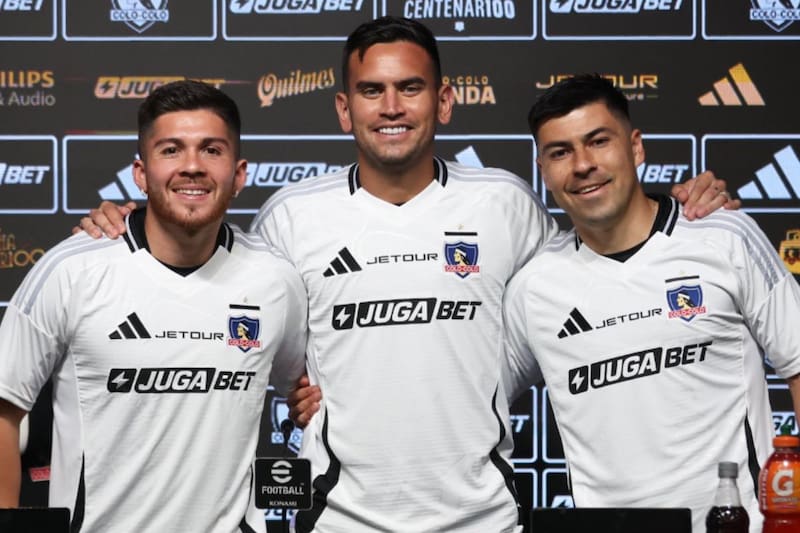 Víctor Felipe Méndez, Sebastián Vegas y Tomás Alarcón, llegaron a los albos este 2026 desde clubes extranjeros.