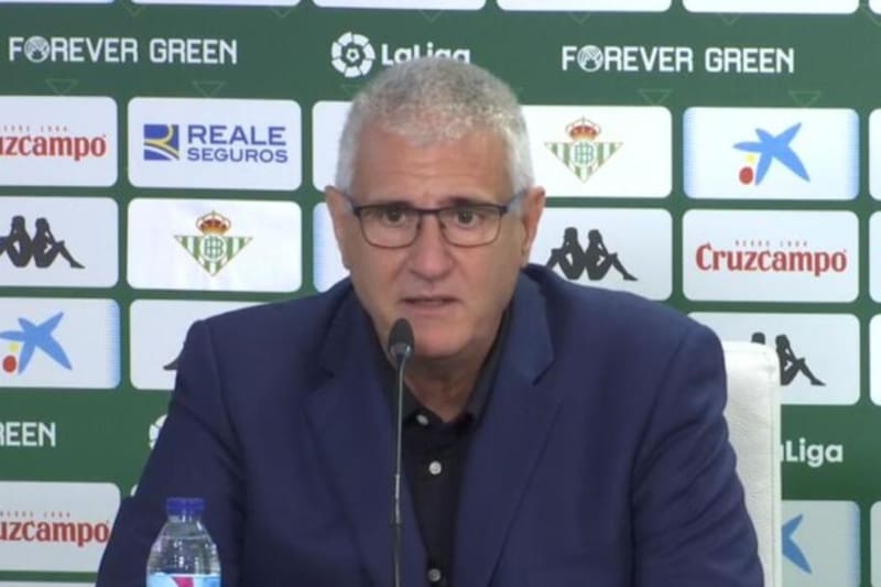 El director deportivo del Sevilla debe hacer malabares.