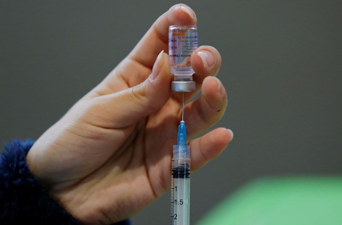 Minsal confirma que se retoma la vacunación de AstraZeneca: se combinará con Pfizer