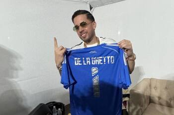 Los 8 reconocidos cantantes de reggaetón que posaron con la camiseta de la U: desde Tony Dize hasta De La Ghetto