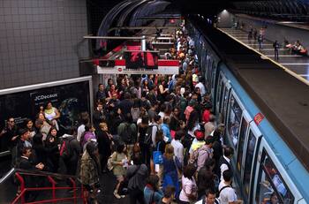VIDEO | Falla eléctrica al interior del Metro genera pánico en los pasajeros por posible explosión