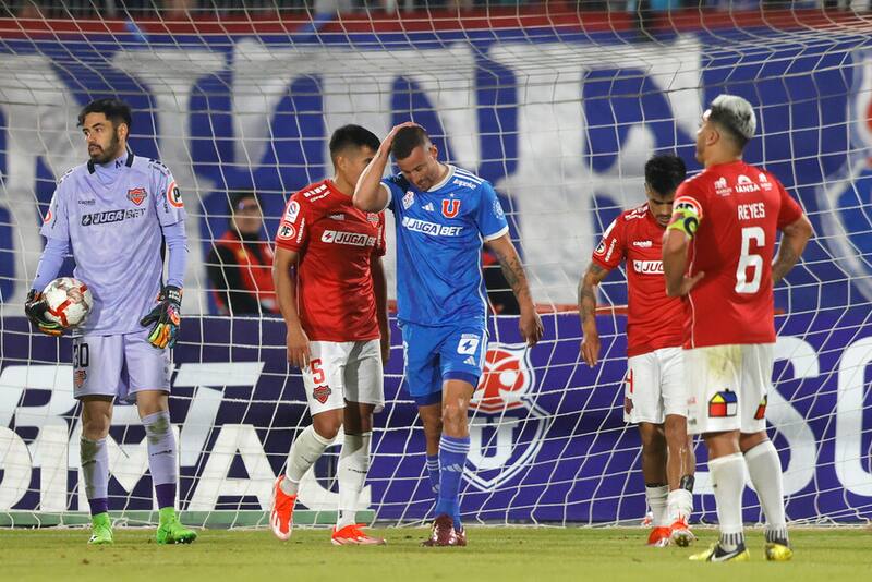 Luciano Pons no logra ganarse un puesto de titular en la U. Foto: Aton.