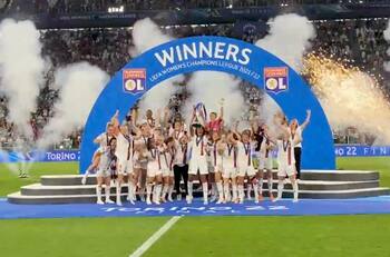 VIDEO| Emocionante: El momento en que Lyon de Tiane Endler levantó el trofeo de la Champions League