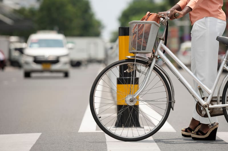 Revisa qué dice la ley sobre circular en bicicleta en pasos peatonales.