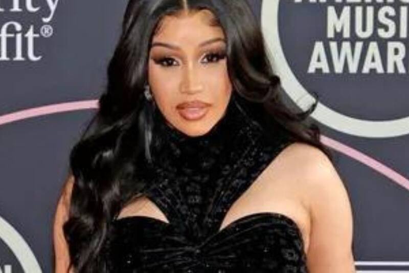 Cardi B golpea a un fan tras ser agredida en el escenario