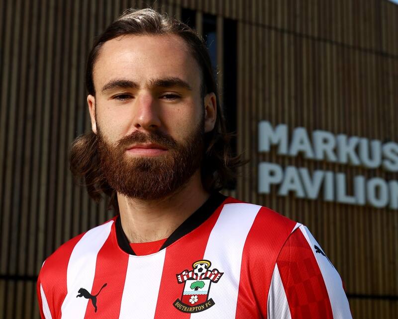 Ben Brereton posando con la camiseta del Southampton.