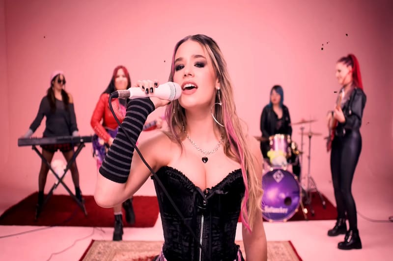 estreno su primera canción profesional.