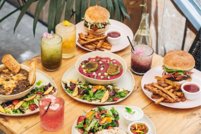 Este local ubicado en Barrio Italia ofrece una amplia carta de comidas y tragos preparados. Créditos: Instagram Mala Mía.