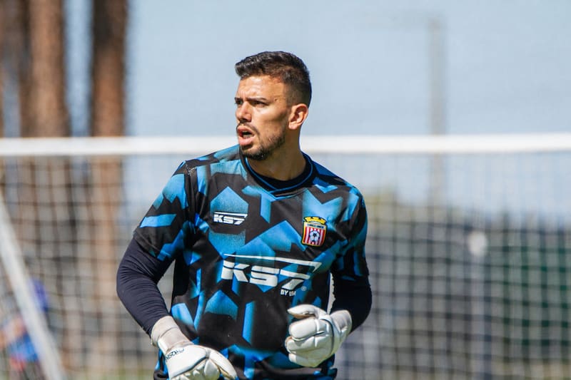 El portero argentino se ha transformado en una de las figuras de Curicó Unido. Foto: @curicounidocdp en X.