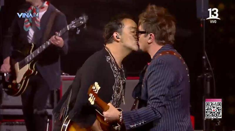 El inesperado piquito en la Quinta Vergara de Los Bunkers.