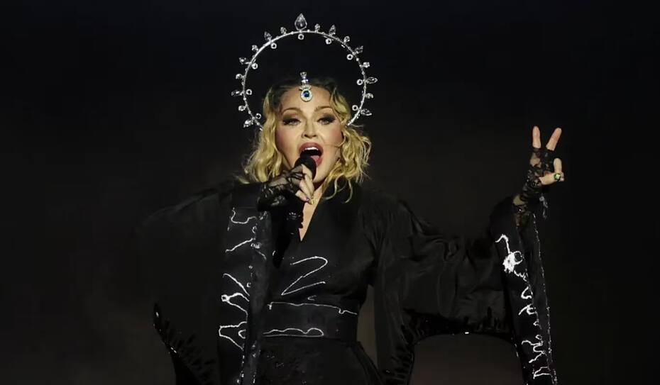 Madonna ingresó como una diosa a su show en Brasil.