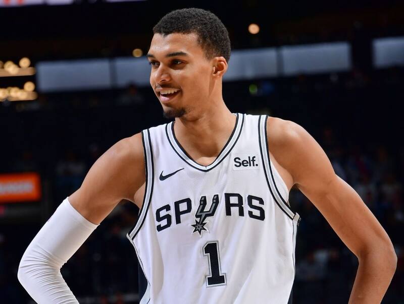 finalizó su primera temporada como novato del año. (Foto: @NBAPR/X)