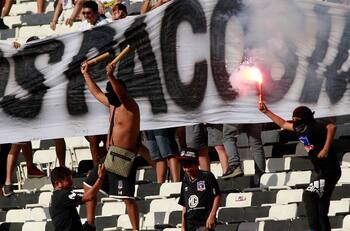 Tres partidos sin público recibió Colo Colo por incidentes en el clásico ante la UC