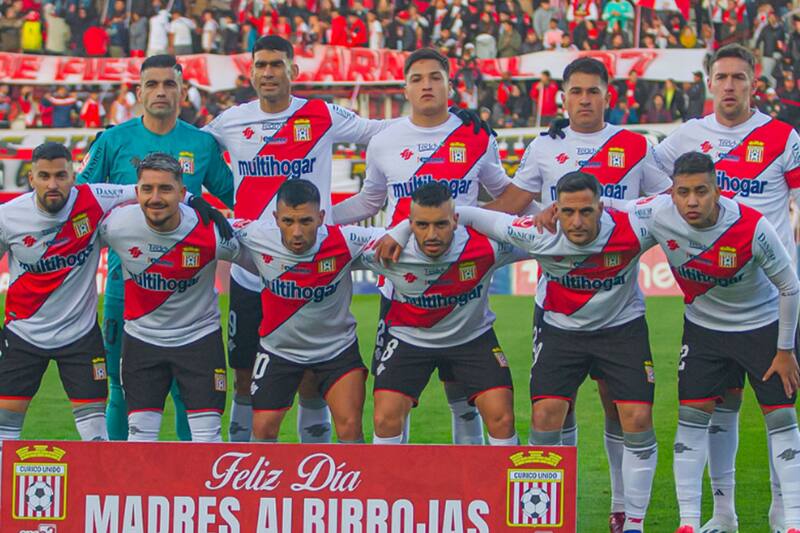 está peleando por la permanencia en Primera B luego de que le restaran 9 puntos este año. (Foto: @CuricoUnidoCDP)