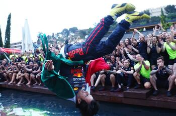 VIDEO | Con pirueta incluida: El notable piscinazo de Checo Pérez tras ganar el Gran Premio de Mónaco
