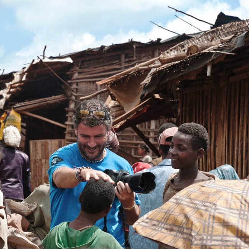 Toni Espadas trabajando en África