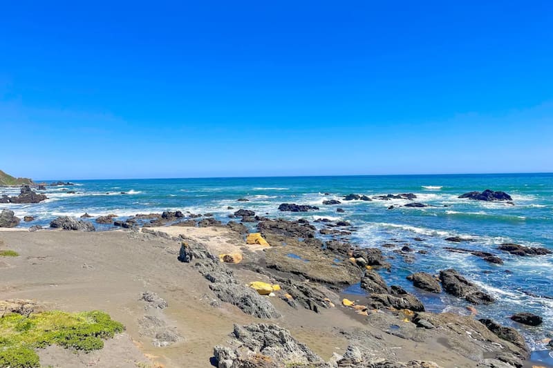 A poco más de tres horas de Santiago, esta caleta deslumbra a sus visitantes con sus bellas aguas que cambian del azul al gris dependiendo del clima. Créditos: Google Maps.