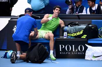 VIDEO | Tenso momento de Alcaraz en pleno partido ante Zverev: “He vomitado, no sé si necesito tomar algo”