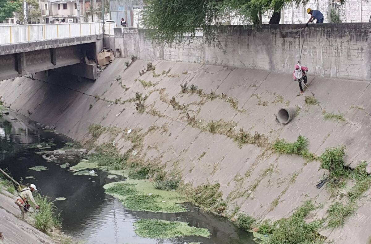 En medio de una tormenta de granizos: sorprenden a jóvenes haciendo un trío en la vía pública