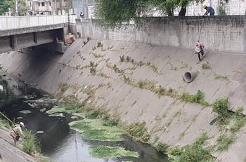 En medio de una tormenta de granizos: sorprenden a jóvenes haciendo un trío en la vía pública